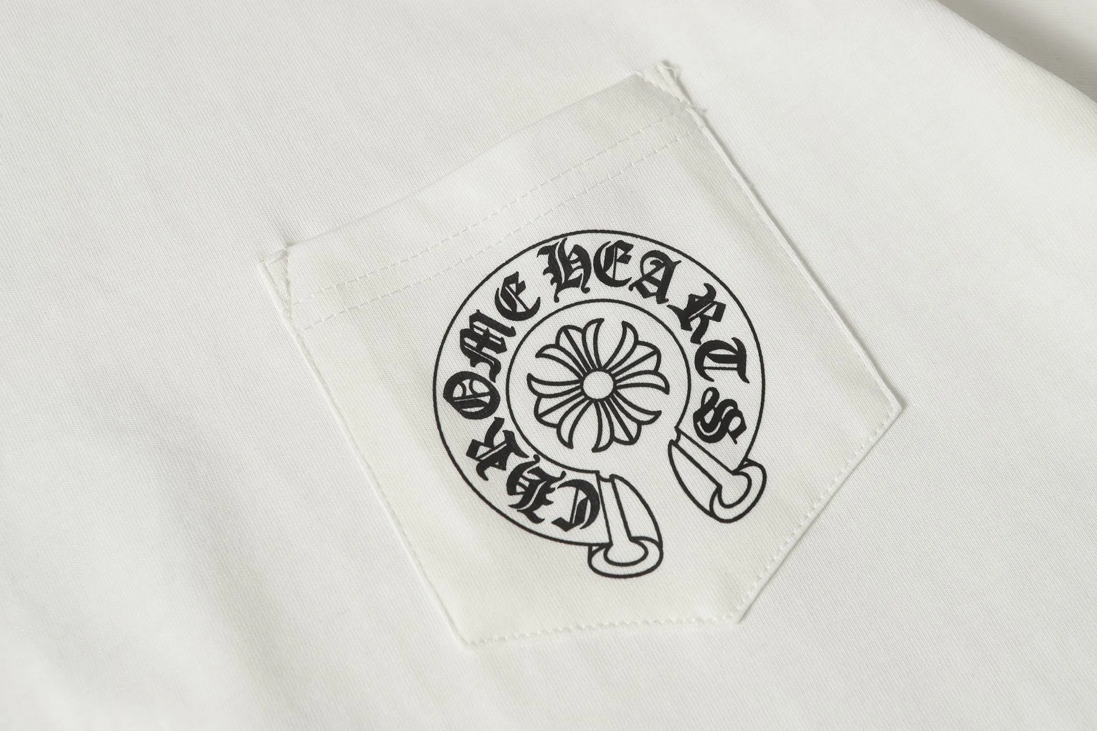 P160 Chrome Hearts CH Chrome Hearts Colorful Horseshoe Sanskrit Letter Printed Short Sleeve T-shirt Uses direct injection imported machine printing Hardware and accessories are milled and customized Correct configuration Black 2025 Chrome Hearts authentic packaging 260 grams of custom-dyed double yarn cotton Large version Loose and stylish Differentiated from low version slim and long version The upper body stretches the hips 100% commitment: top quality Not fast food The highest version on the market Top quality - different from the ordinary versions on the market If you care about quality, you should also respect the price. Absolutely 0 after-sales service and 0 return rate so far. It’s hard not to love the style - 260g double yarn cotton custom dyed fabric - Correct high-density main mark, washed tag, hand-sewn